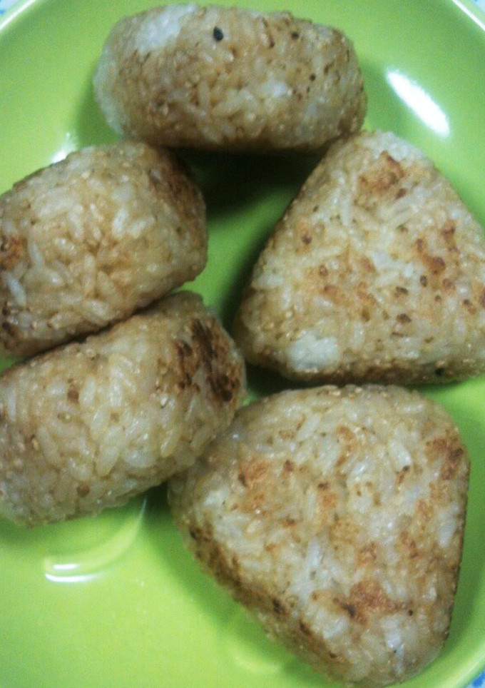 おかかゴマしょうゆ味の焼きおにぎり。簡単-レシピのメイン写真