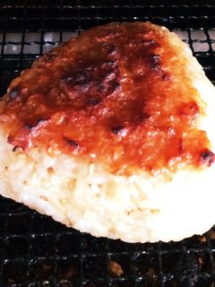 味噌の香ばしさがたまらない焼きおにぎり!-レシピのメイン写真