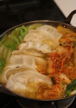 冷凍餃子のキムチ鍋（냉동만두김치찌개）-レシピのメイン写真