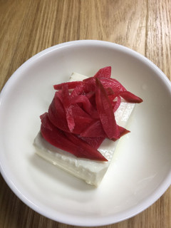 紅芯大根の甘酢漬けをのせた冷奴-レシピのメイン写真
