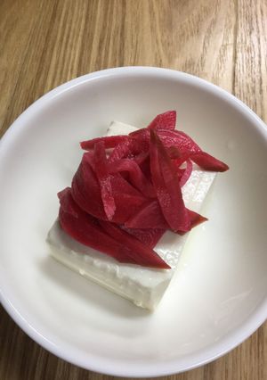 紅芯大根の甘酢漬けをのせた冷奴-レシピのメイン写真