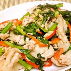 รูปของ 豚肉とセロリの葉の炒め物