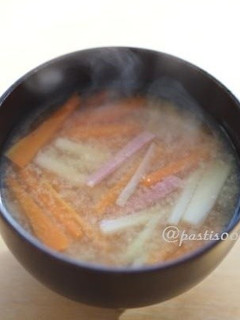 【おみそ汁】蓮根と人参ハムのお味噌汁-レシピのメイン写真