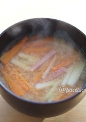 【おみそ汁】蓮根と人参ハムのお味噌汁-レシピのメイン写真