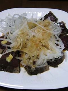 玉ねぎたっぷりでいただく鰹のたたき-レシピのメイン写真