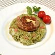 野菜パウダー入りバターライスとハンバーグ