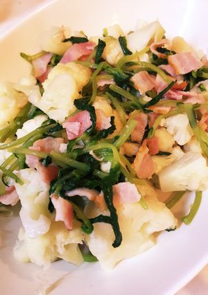 カリフラワーとそらまめ豆苗のベーコン炒め-レシピのメイン写真