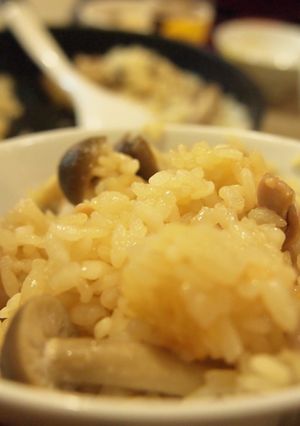 フライパンで作る鶏とキノコの炊き込みご飯-レシピのメイン写真