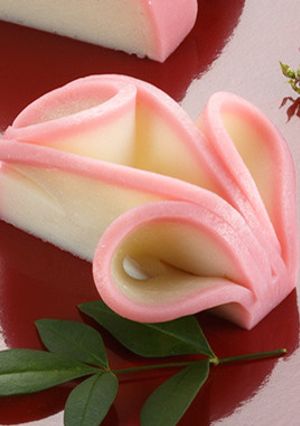 簡単おせち☆かまぼこ飾り切り『あやめ』-レシピのメイン写真