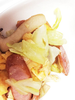 余り物活用!ソーセージ卵キャベツの炒め物-レシピのメイン写真