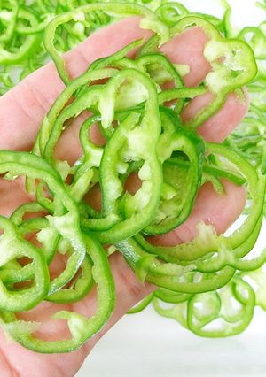 電動野菜スライサーでピーマンのスライス-レシピのメイン写真