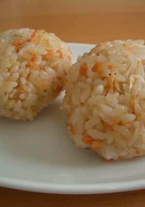 ころころ♪鮭フレークと小エビのおにぎり-レシピのメイン写真