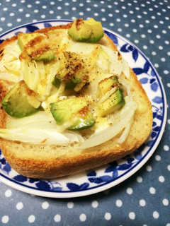 アボカドと玉ねぎの粉チーズマヨトースト-レシピのメイン写真