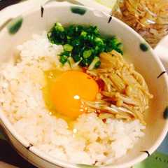 รูปของ なめたけ入り卵かけごはん