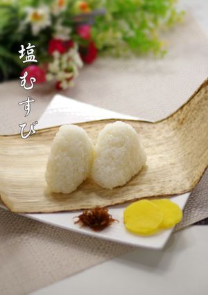 即席▷▷塩むすび◁◁簡単で作りやすい分量 by ramuneᐝiRo 即席▷▷塩むすび◁◁簡単で作りやすい分量 by ramuneᐝiRo
