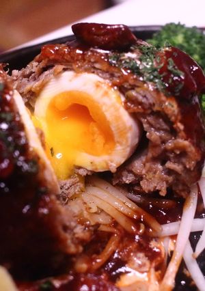 クリスマスに半熟玉子入りのハンバーグ♪-レシピのメイン写真