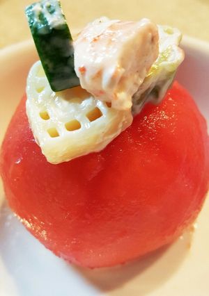 エビとマカロニサラダのトマト詰め-レシピのメイン写真