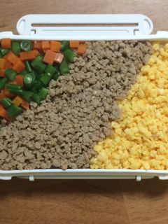 お弁当♪鶏そぼろ三色丼にんじんプラスで♪-レシピのメイン写真