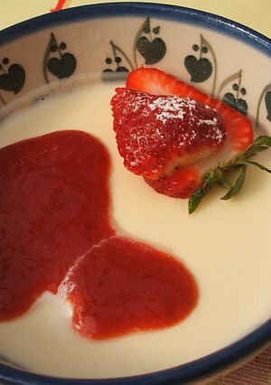 一味違う♪イチゴソースのパンナコッタ-レシピのメイン写真