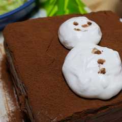 รูปของ 簡単！スライス不要！雪だるまチョコケーキ