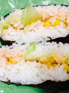 レタスとコーンマヨケチャップのおにぎらず-レシピのメイン写真