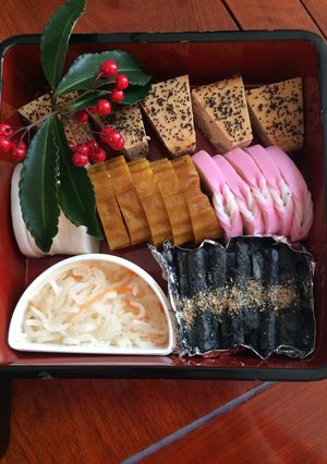 お節に♡酢ごぼう（右下の黒い物）-レシピのメイン写真