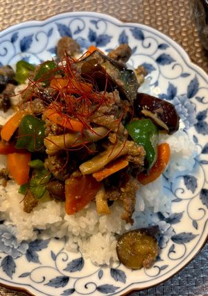 ご飯がすすむ♪なすとひき肉の味噌炒め丼-レシピのメイン写真
