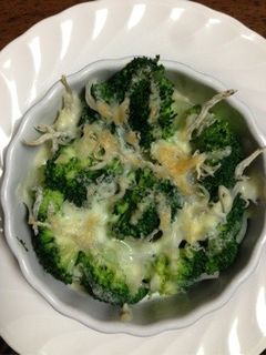 ブロッコリーとジャコのチーズ焼き-レシピのメイン写真