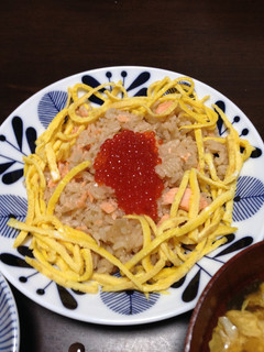 レンジで簡単!鮭の混ぜご飯でイクラのせ-レシピのメイン写真