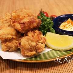 รูปของ カリッとジューシーな鶏の唐揚げのコツ