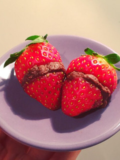 湯煎失敗チョコで!チョコ挟みいちご-レシピのメイン写真