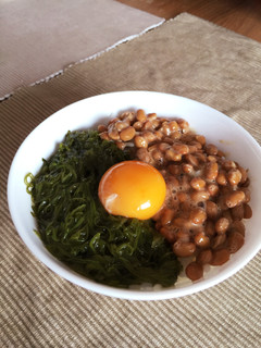 朝食に☆納豆・めかぶ ねばねば濃厚TKG-レシピのメイン写真