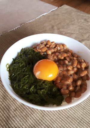 朝食に☆納豆・めかぶ ねばねば濃厚TKG-レシピのメイン写真