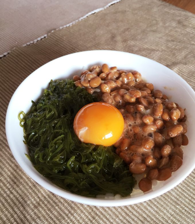 朝食に☆納豆・めかぶ ねばねば濃厚TKG-レシピのメイン写真