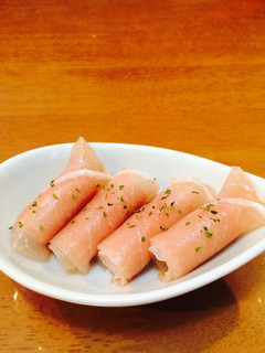 ただ巻くだけ!生ハムの魚肉ソーセージ巻き-レシピのメイン写真