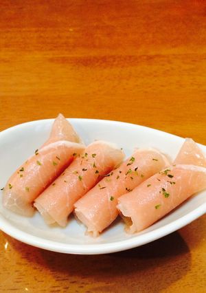 ただ巻くだけ！生ハムの魚肉ソーセージ巻き-レシピのメイン写真