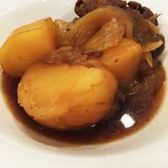 รูปของ 黒豆の煮汁で肉じゃが