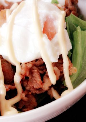 ポーチドエッグと豚コマ丼-レシピのメイン写真
