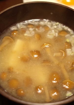 山形県産なめことパック豆腐のみそ汁-レシピのメイン写真