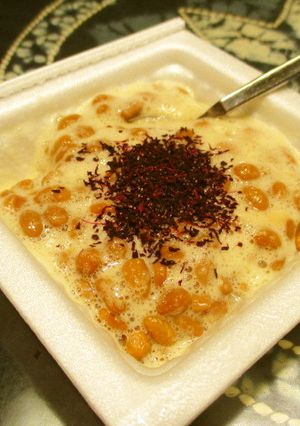 おひとりさまの酢入り納豆にゆかりふりかけ-レシピのメイン写真