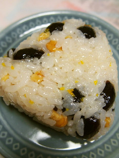 黒豆甘煮と胡桃☆柚子香るおにぎり-レシピのメイン写真