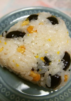 黒豆甘煮と胡桃☆柚子香るおにぎり-レシピのメイン写真