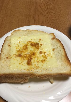 からすみをのせたチーズトースト-レシピのメイン写真