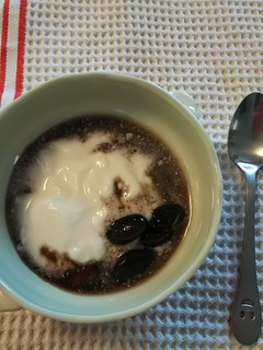 黒豆の煮汁をヨーグルトのソースに-レシピのメイン写真