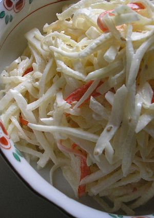 大根とかにかまのごまマヨさらだ♪-レシピのメイン写真