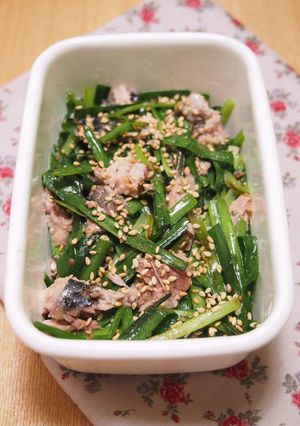 後引くおいしいさ♪にらと鯖缶の胡麻油炒め-レシピのメイン写真
