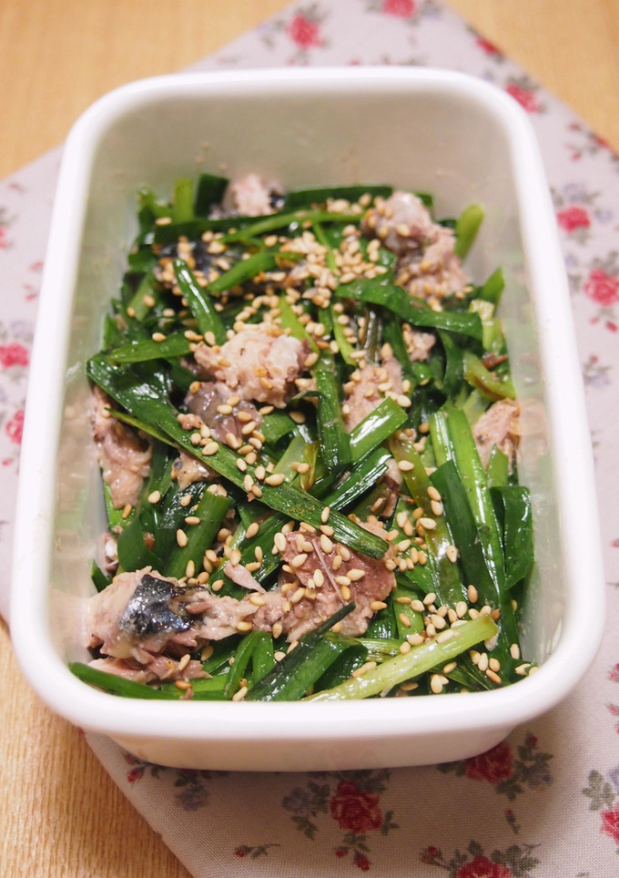 後引くおいしいさ♪にらと鯖缶の胡麻油炒め-レシピのメイン写真