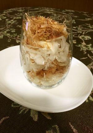スライス玉ねぎとスライス白菜を鰹節で！-レシピのメイン写真