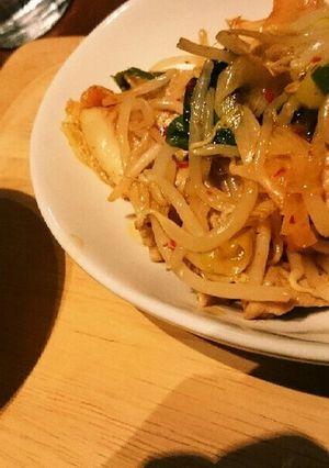 豚キムチに白ネギとモヤシ【カフェご飯】-レシピのメイン写真