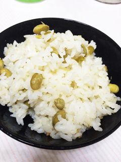入れて炊くだけ!簡単冷凍枝豆で豆ご飯-レシピのメイン写真
